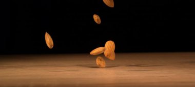 Bademlerin süper yavaş çekimleri ahşap masaya düşer. Sağlıklı atıştırmalıklar, tatmin edici çıtırtılar. Yüksek kaliteli FullHD görüntüler