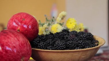 Blackberry masanın üzerine bir kase