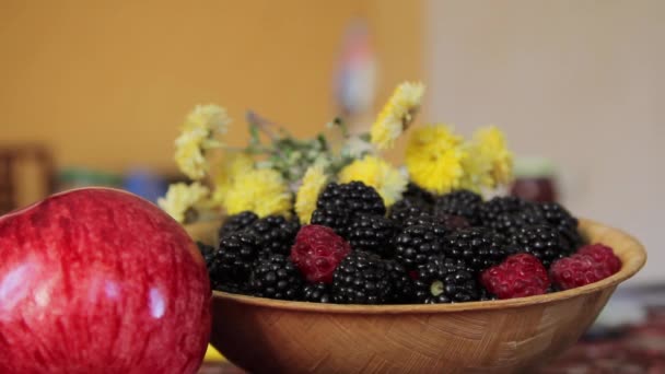 Cuenco de mora y frambuesa y dos manzanas — Vídeos de Stock