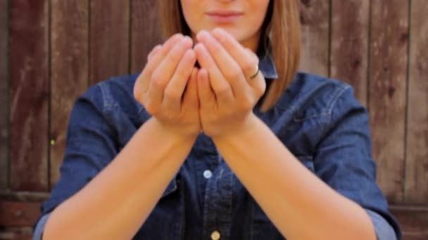 Mulher com framboesa e amora em mãos — Vídeo de Stock