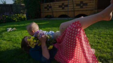 Anne ve oğlu çimenlerin üzerinde eğleniyor