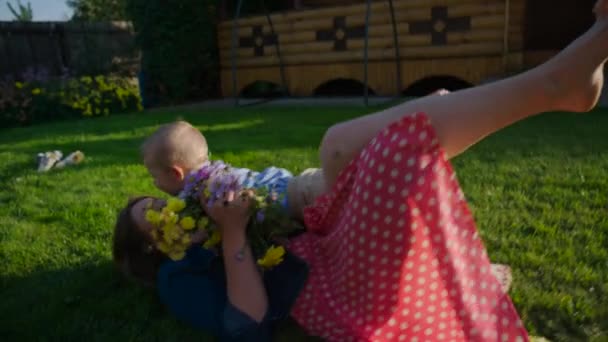 Mère et fils s'amusent sur la pelouse 