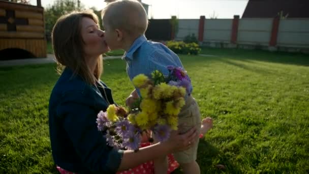 Mãe e filho no relvado — Vídeo de Stock