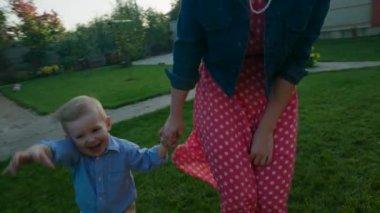 Çocuk ve annesi el ele tutuşarak çalıştıran