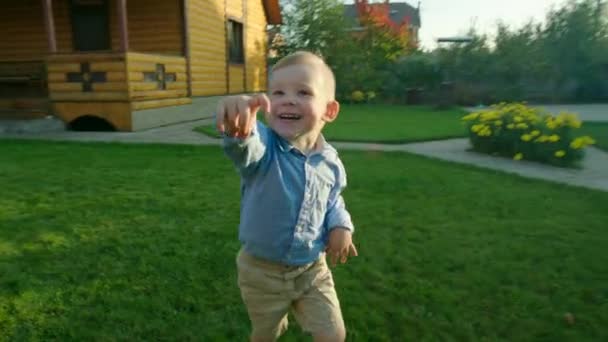 Маленький хлопчик бігає і розважається — стокове відео