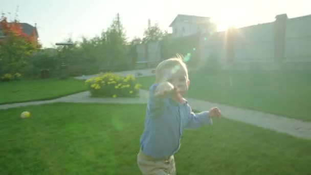 Pequeño niño corriendo por la cámara — Vídeo de stock