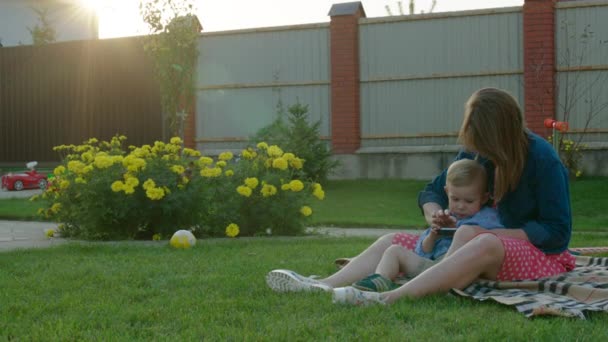 Mère et petit fils utilisant un smartphone — Video