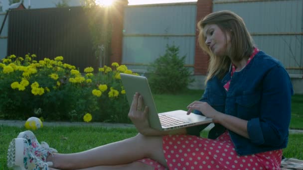 Mujer Descansando al aire libre con ordenador portátil — Vídeos de Stock