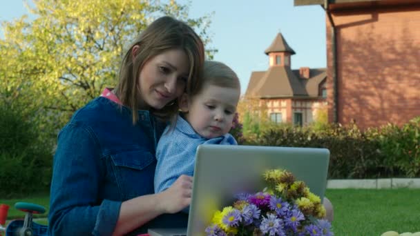 Matka i syn oglądać bajki w laptopie — Wideo stockowe