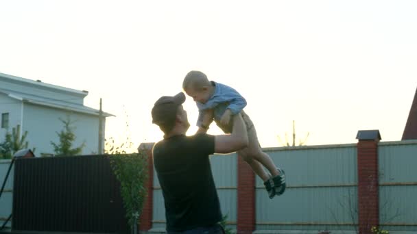 Padre girando hijo en el aire — Vídeos de Stock