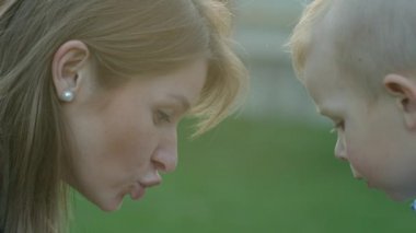 Anne ve oğlu aşağı bakıyor