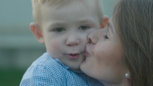 Mãe feliz beijando seu filho — Vídeo de Stock