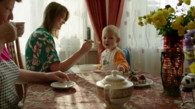 Çatal ile beslenme çocuk anne