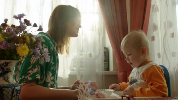 Mère Embrasser Fils après le repas — Video