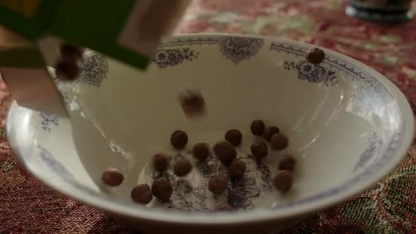 Preparación del desayuno seco Cereales con leche lenta — Vídeo de stock