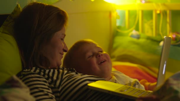 Pojke och mamma tittar på godnattsaga i Laptop — Stockvideo