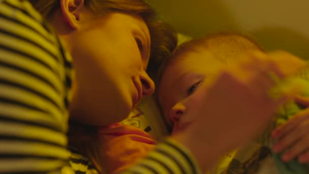 Мать и сын спят вместе — стоковое видео