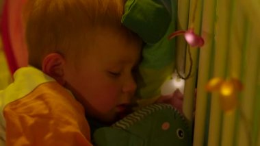 Küçük çocuk bebek Cod uykuya dalmak