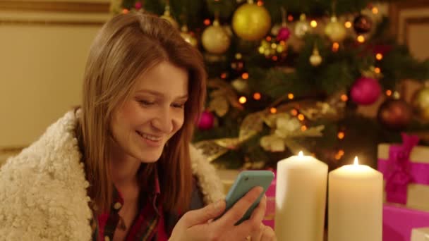 Woman Sending Seasonal Greeting Using Smartphone — Αρχείο Βίντεο