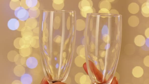 Gieten Champagne naar glazen — Stockvideo
