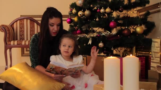 Madre leyendo un libro a su hija — Vídeo de stock