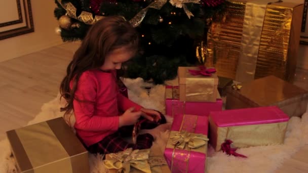 Ragazza ottenere uno smartphone per Natale — Video Stock