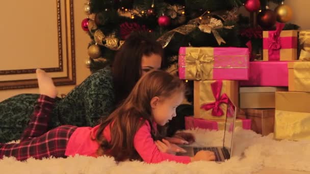 母亲和女儿与笔记本电脑的圣诞树 — 图库视频影像