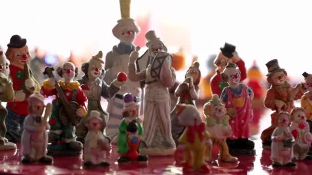 Фигуры клоунов на плавучей платформе — стоковое видео