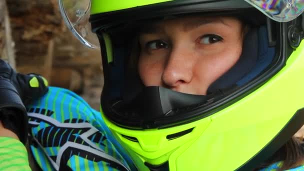 Mujer con casco de moto cerrando el Visor — Vídeo de stock