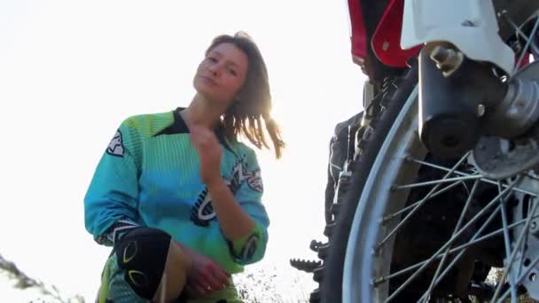 Jeune motard femme envoyant un baiser d'air — Video