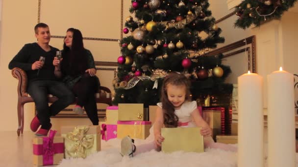 Родители подарили дочке рождественский подарок — стоковое видео