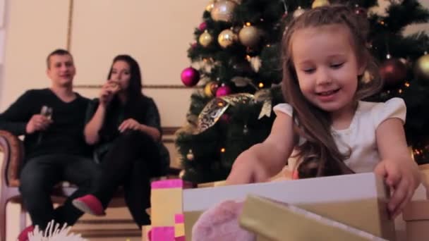 女孩从框中取出的圣诞礼物 — 图库视频影像
