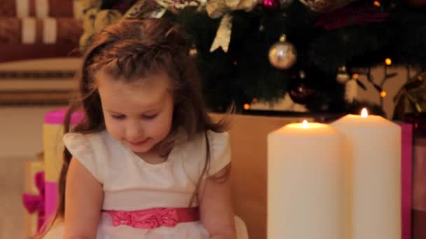 Niña junto al árbol de Navidad — Vídeos de Stock