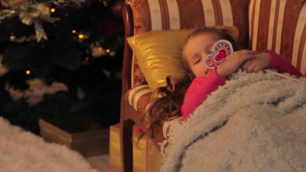 Menina sonhando com presentes de Natal — Vídeo de Stock
