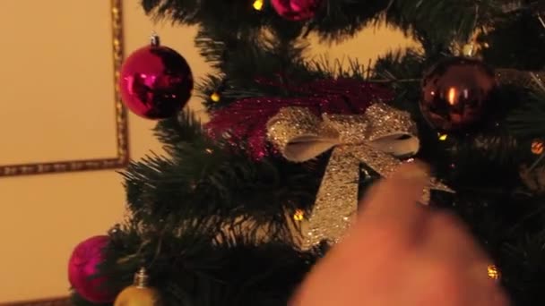 Πατέρας και κόρη στολίζουν χριστουγεννιάτικο δέντρο — Αρχείο Βίντεο