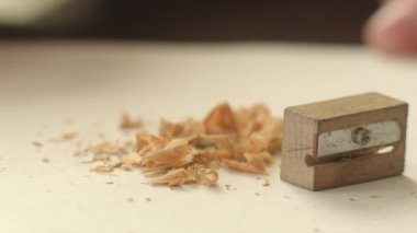 Ahşap kalemtıraş, grafit kalem ve talaşı