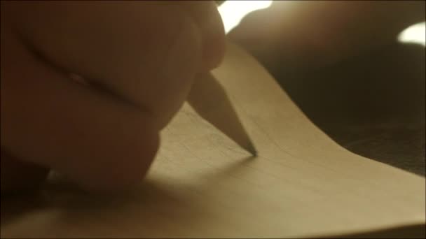 Hand-schrijven een brief met grafiet-potlood — Stockvideo