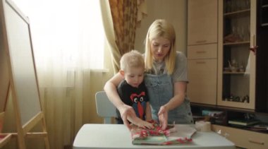 Anne ve oğlu bir hediye ambalaj