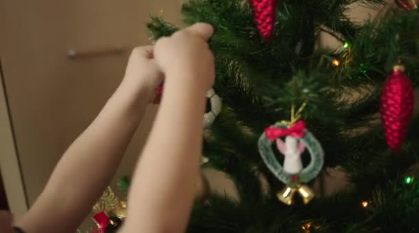 Niño decoración árbol de Navidad con juguete pelota de fútbol — Vídeos de Stock