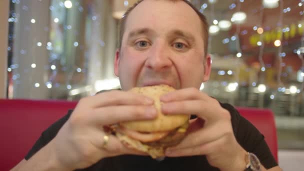 Ember élvezi eszik ő Burger — Stock videók