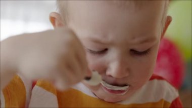 Kirli yüzü bir şeyler olan çocukla