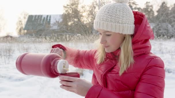 Frau trinkt Tee aus Thermoskanne — Stockvideo