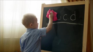 Küçük çocuk kara tahta silme