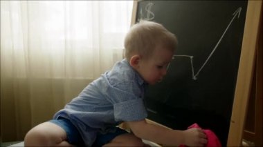 Çocuk kapalı kara tahta büyüme grafikten silme