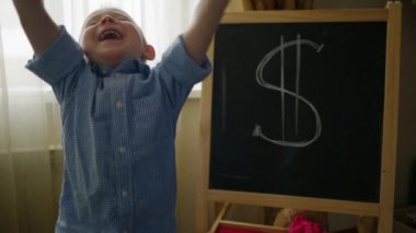 Para yağmur altında küçük çocuk