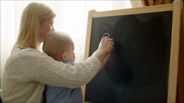 Madre aprendiendo a su hijo escribiendo cartas — Vídeo de stock