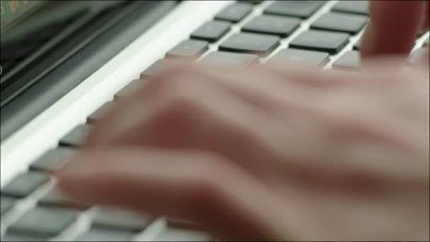 Tangan mengetik di papan ketik laptop — Stok Video
