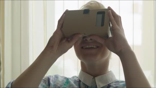 Улыбающаяся женщина исследует виртуальную реальность — стоковое видео