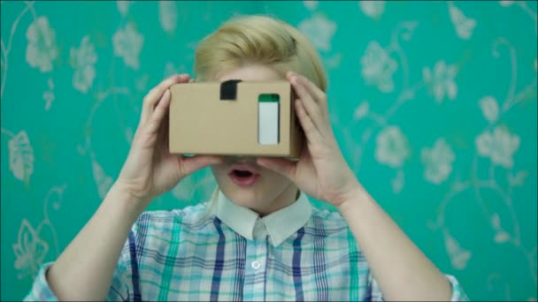 若い女性は仮想現実の眼鏡で幸せです。 — ストック動画