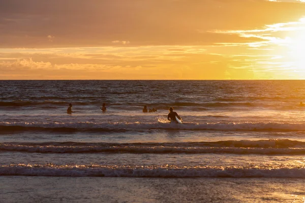 Zonsondergang op de Oceaan en serfer Rechtenvrije Stockafbeeldingen